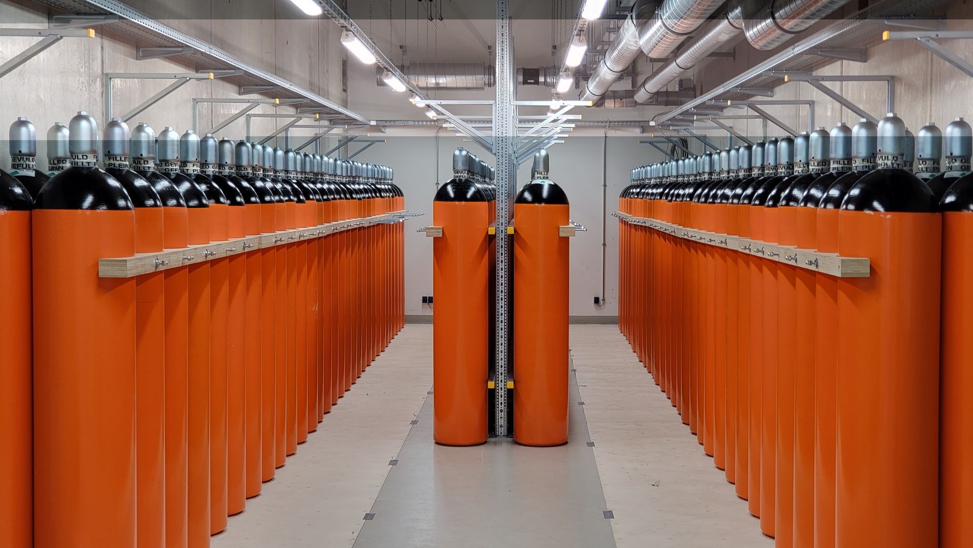 eine sehr effektive Methode, da Stickstoff ein Inertgas ist und Brände durch Sauerstoffverdrängung ersticken kann, ohne die elektronischen Geräte zu beschädigen. eine sehr effektive Methode, da Stickstoff ein Inertgas ist und Brände durch Sauerstoffverdrängung ersticken kann, ohne die elektronischen Geräte zu beschädigen.